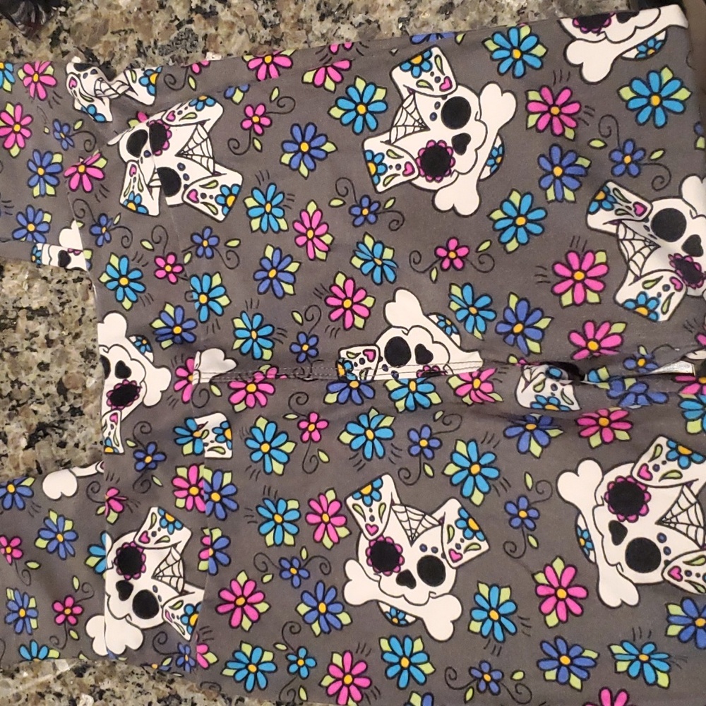 Kids lularoe leggins like new. Unicorn pair hard to find. Sugar skulls kids L/xl